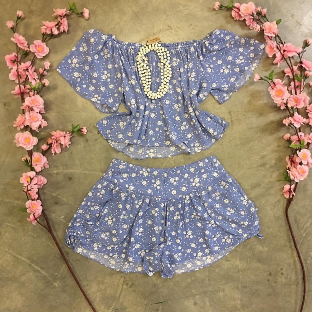crop top set. floral shorts. blue set.